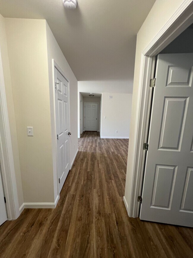 Building Photo - 3 bedroom 2 bath 1 car gargage HOUSE