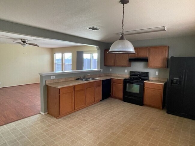 Building Photo - Spacious 3BR / 2.5BA Two-Story Home Near UTSA