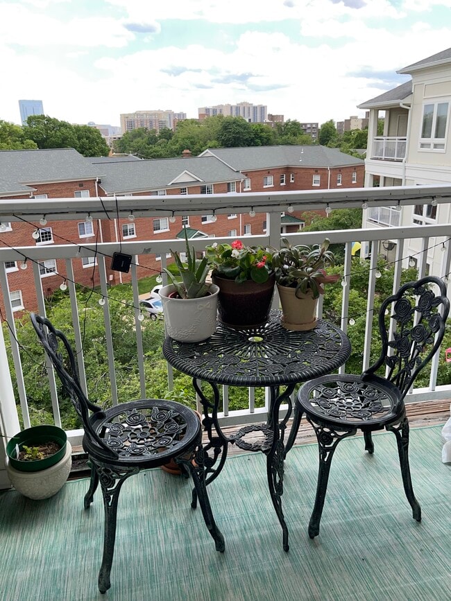 Building Photo - 801 S Greenbrier St