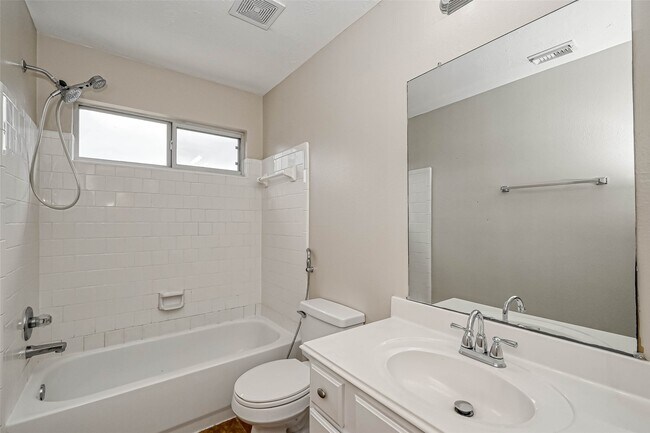 Building Photo - 4026 N Barnett Way