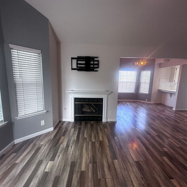 Building Photo - Must See!! Gorgeous 2 Bedroom, 2 Bathroom ...