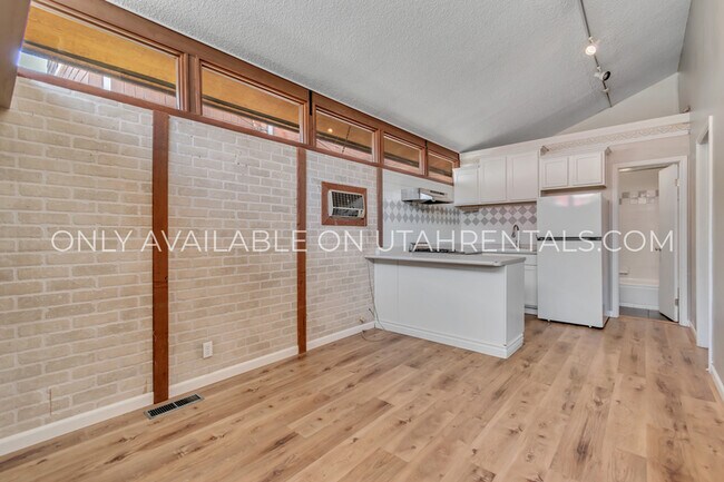 Building Photo - 1073 E 200 S