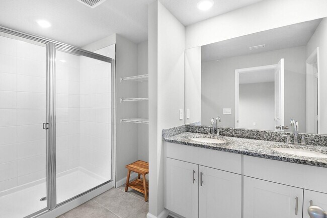 Building Photo - 5766 SE Edgewater Cir