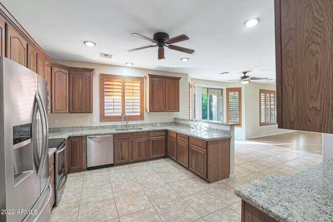 Building Photo - Beautiful 5 bedroom w/pool!