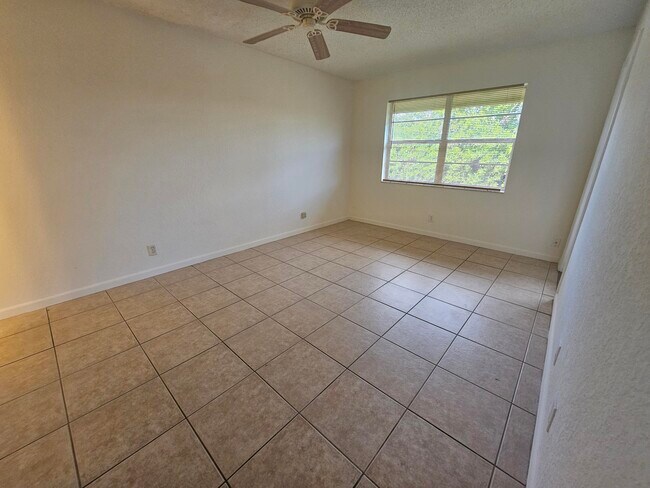 Building Photo - 120 Sparrow Dr