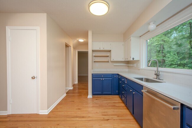 Building Photo - Recently Updated! 4 Bed/2.5 bath