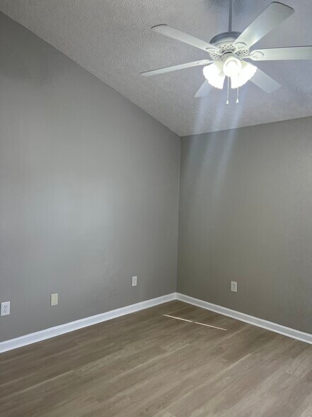 Building Photo - 633 Beaverview Dr