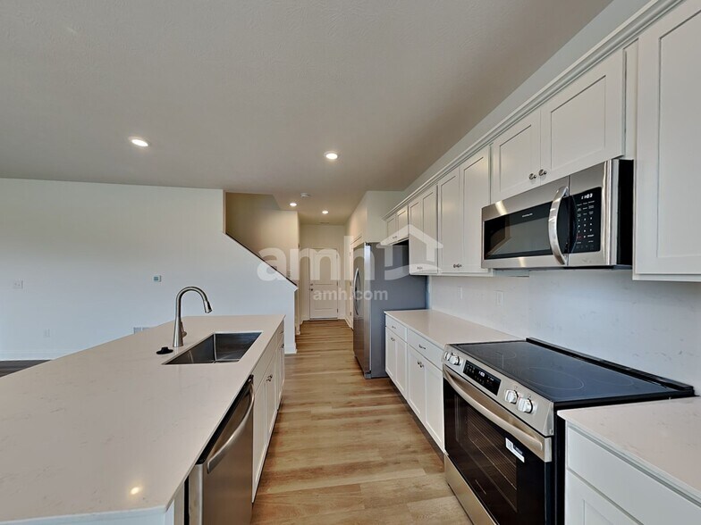 Building Photo - 9166 Henley Ave