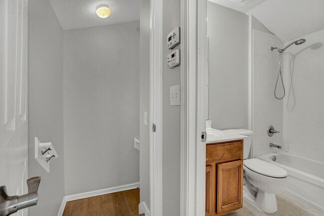 Building Photo - Renovated 5 bedroom/3 bathroom home in Wor...
