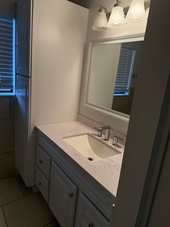 Building Photo - Half off first months rent - Beautiful home with lots of parking and central air