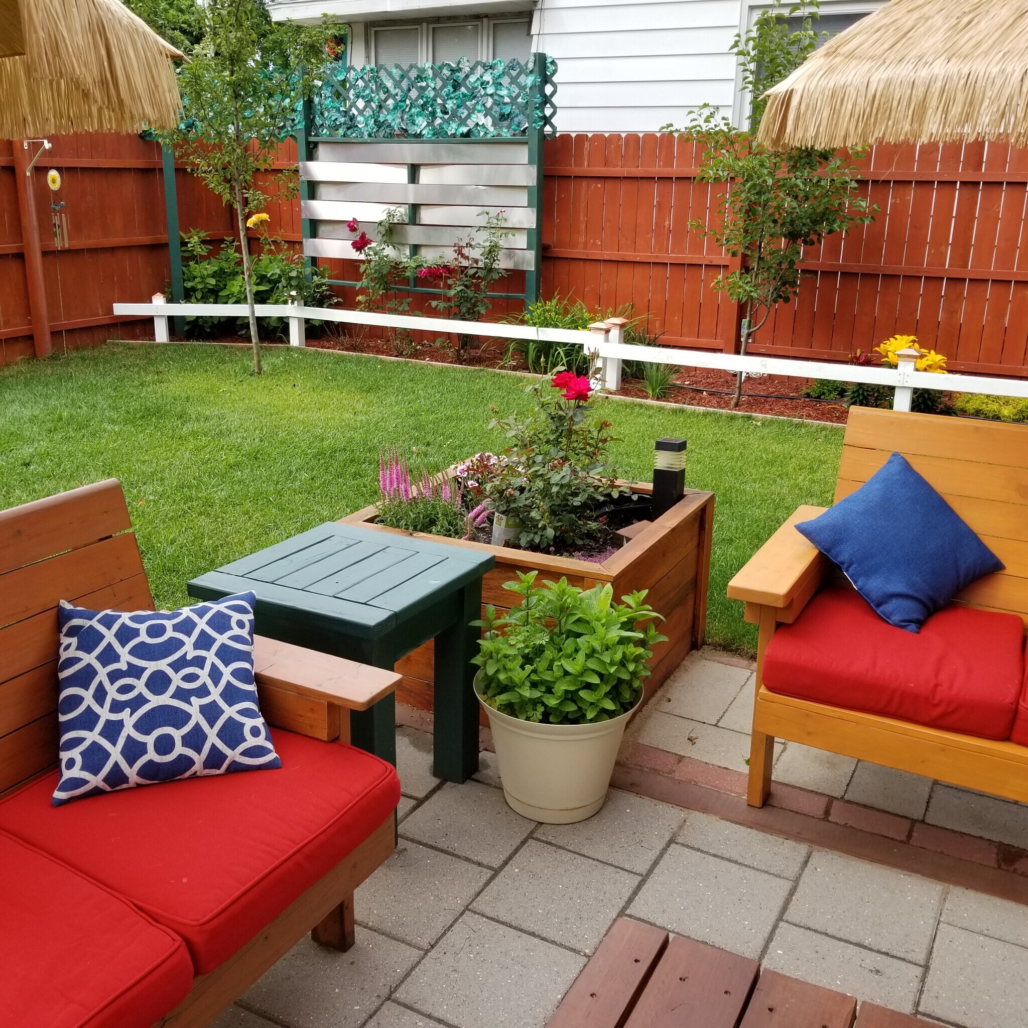 Comfortable Garden Furnature - 1209 Pine St