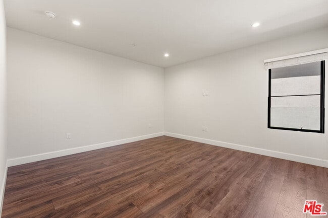 Building Photo - 1153 Beachwood Dr