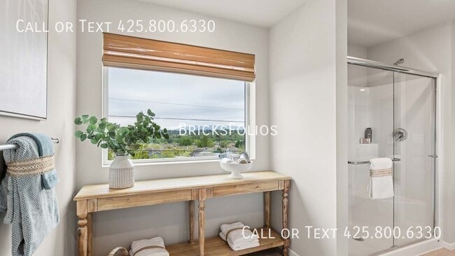 Building Photo - 4004 Hyde Lp NE