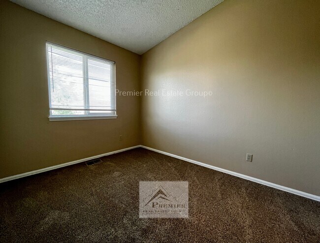 Building Photo - 505 Comanche Village Dr