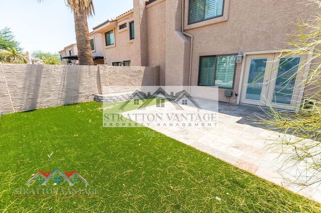 Building Photo - 310 E Bluebell Ln