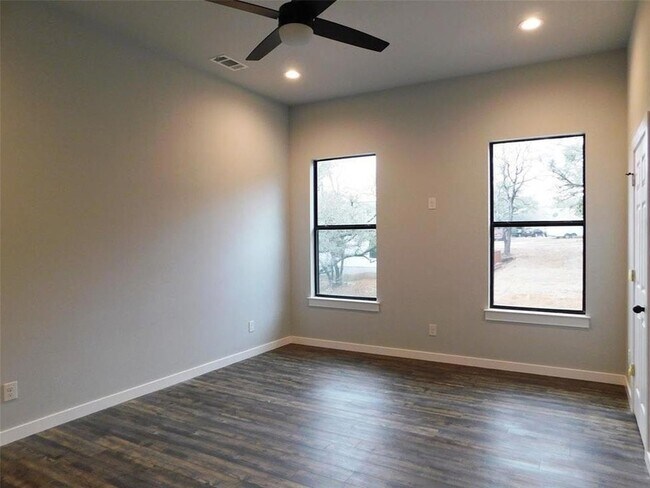 Building Photo - 207 Laurel Ln