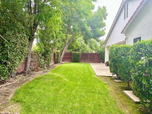 Building Photo - Stunning5 Bedroom North Fresno Granville