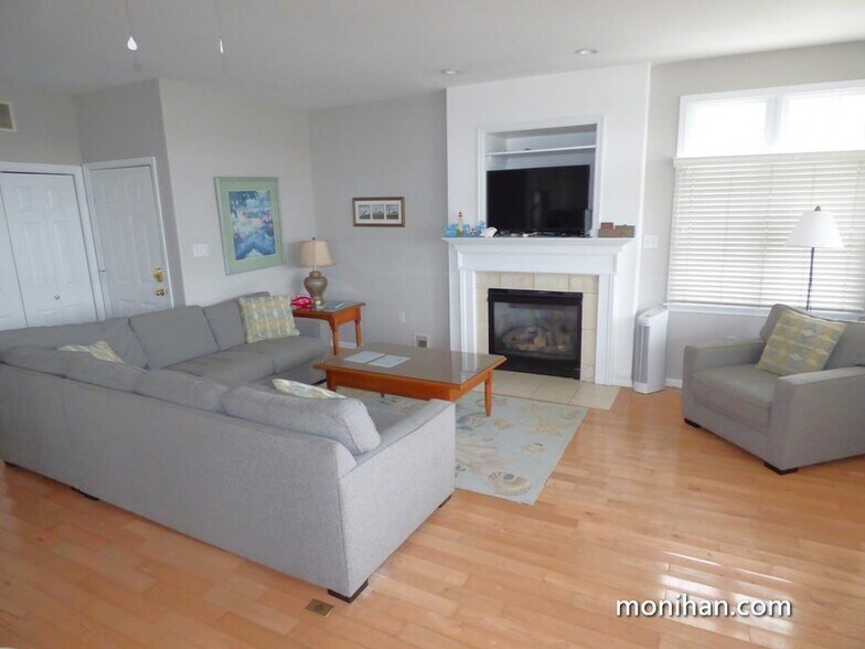 LIVING ROOM - 3521 Haven Ave