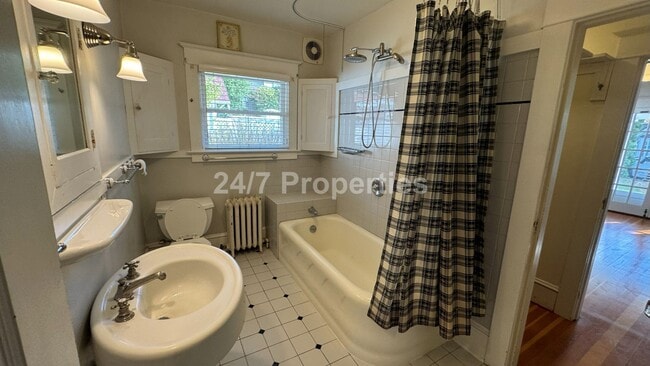 Building Photo - Unique Large 3BD I 2BA Home - Near Gabriel Park!