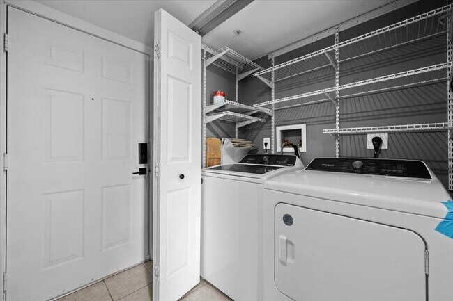 Building Photo - 800 Crestwood Ct S