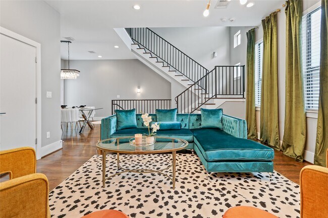 Building Photo - 2105 Hadley St