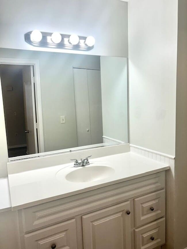 Building Photo - 1/1 WITH BALCONY - CLOSE TO SHOPPING/COLLEGES/BEACHES