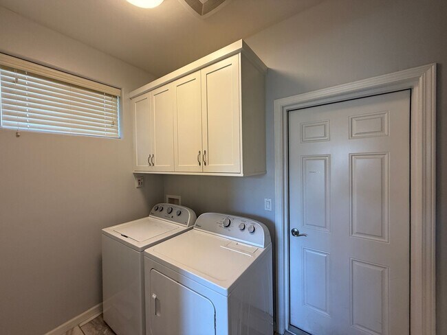 Building Photo - harming 3 bedroom, 2 bathroom single-story...