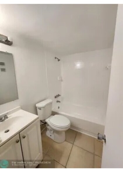 Building Photo - 4118 Lakeside Dr