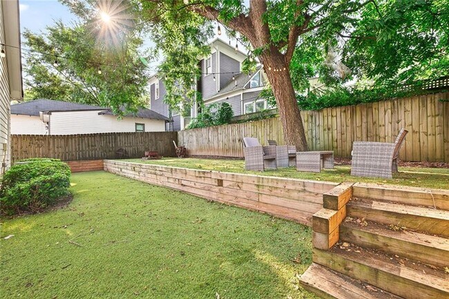 Building Photo - 523 Irwin St NE