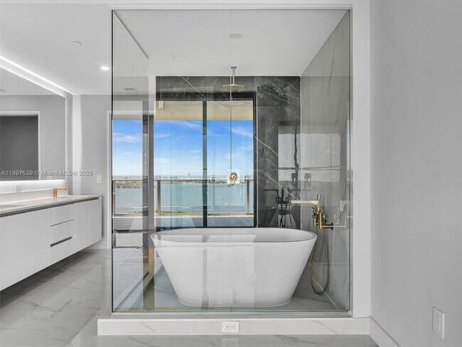 Building Photo - 700 NE 24th St