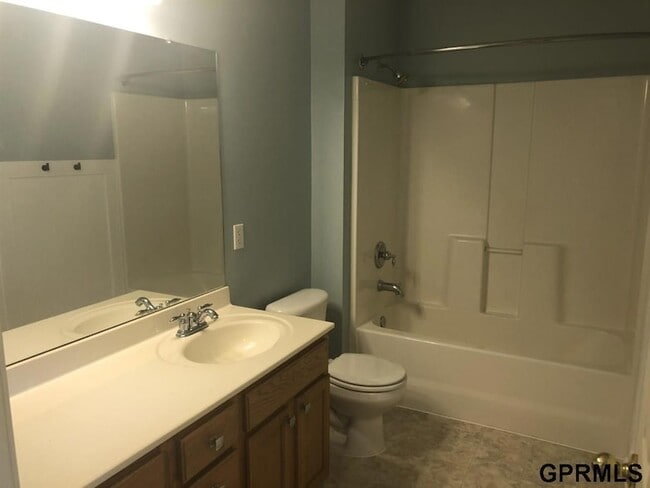 Building Photo - 2102 Quartz Dr