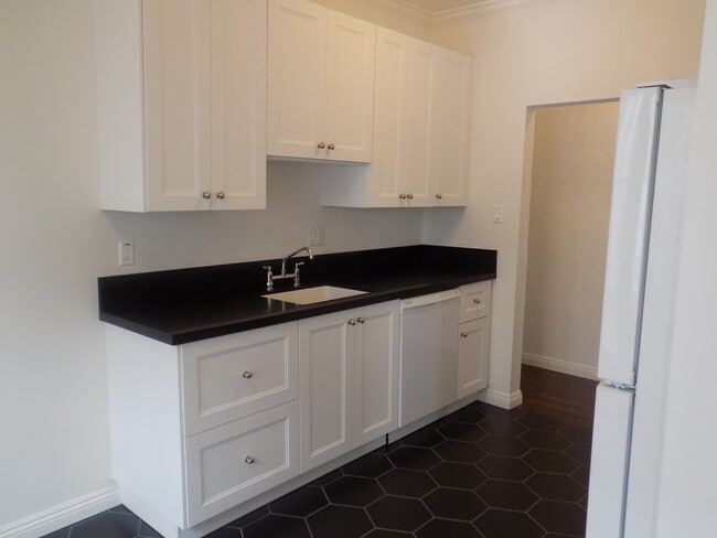 Building Photo - 109 N Clark Dr