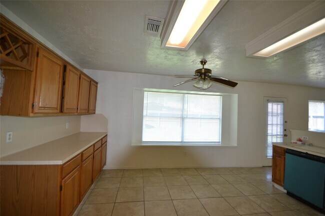 Building Photo - 12410 Meadow Briar Dr