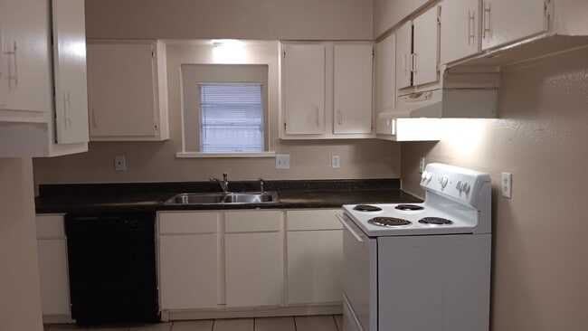 Building Photo - 6630 W Fuqua St