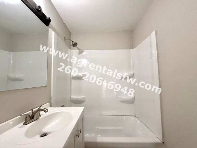 Building Photo - 3 Bedroom House
