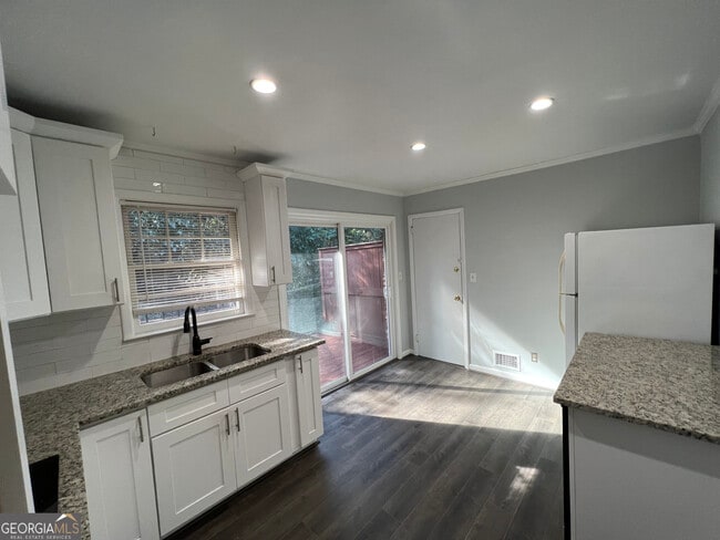 Building Photo - 827 Marstevan Dr NE