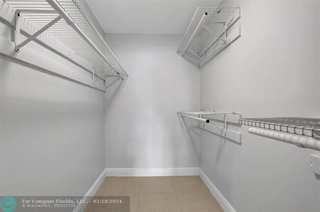 Building Photo - 4156 Inverrary Dr