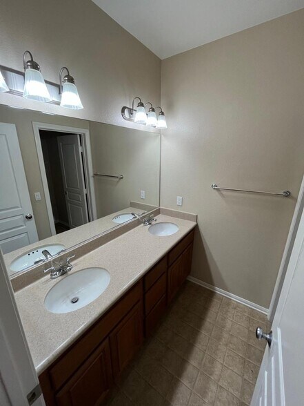 Building Photo - 4300 Newton Ave