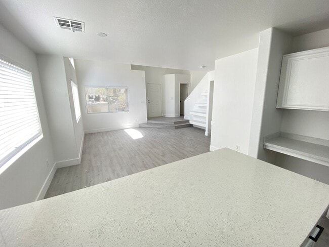 Building Photo - Charming 3 Bed/3Bath Townhome nestled in t...