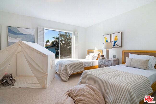 Building Photo - 344 S Doheny Dr