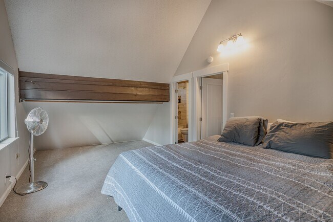 Building Photo - SKI LEASE:  Family Home with 1-Car Garage,...