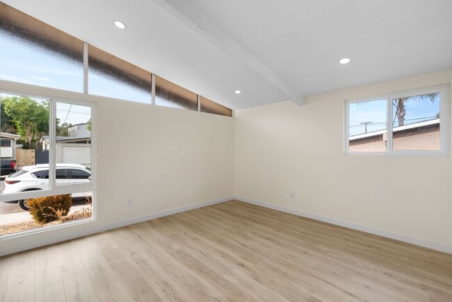 Building Photo - Beautiful 4BD/2BA on Baja!! Great backyard space with turf & fire pit!!