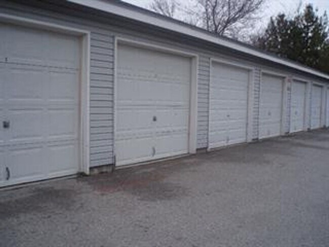 Building Photo - 2220 S Amy Ave