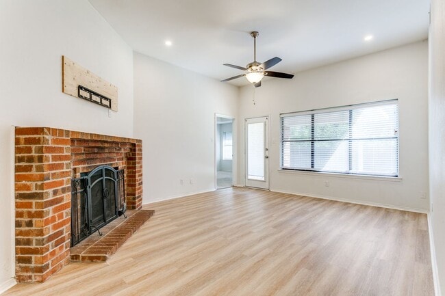 Building Photo - 215 Meadowbrook Ln