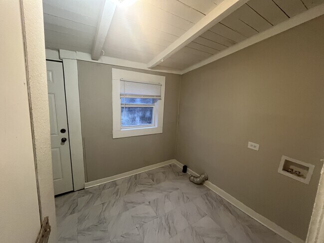 Building Photo - 109 N Spring St