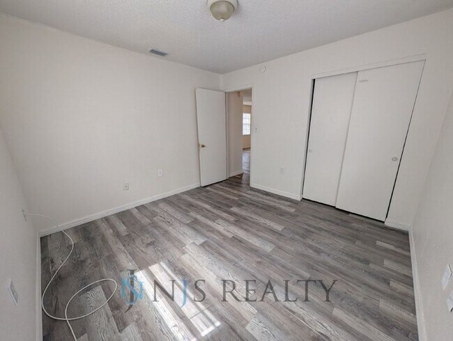 Building Photo - 3/1 over 1000sf home with New flooring, FRESH paint, open floorplan!!