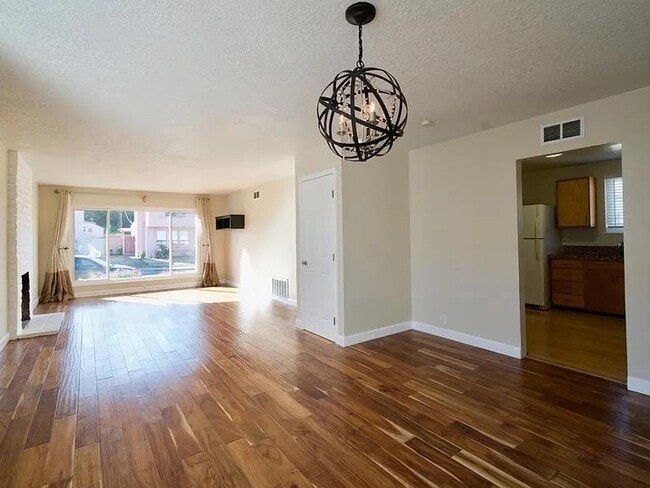 Building Photo - 621 Forest Lake Dr