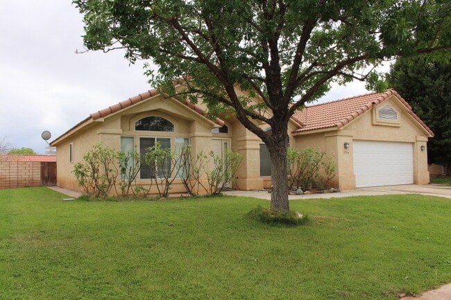 Primary Photo - Red Cliffs area 3br / 2 ba home with garage and nice yard