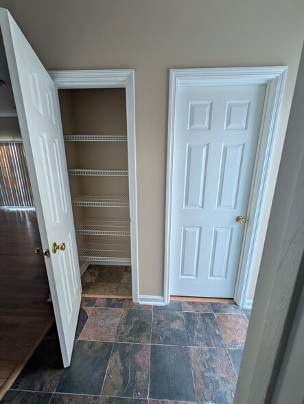 Linen Closet - 4405 Sweetwater Blvd