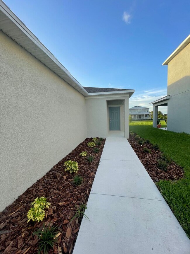 Building Photo - Newly developed Lakefront 3B/2B home in Ea...